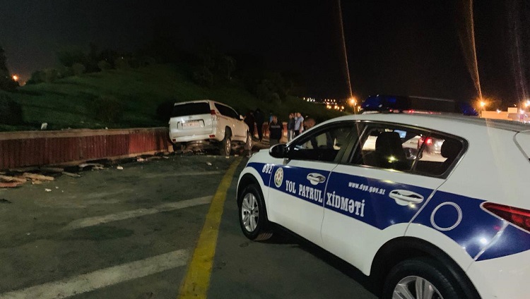 Bakı-Sumqayıt yolunda "Toyota Prado"nun qəzaya uğraması tıxaca səbəb olub - FOTOLAR