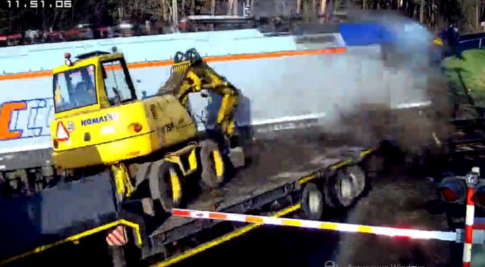 Sərnişin qatarı TIR-la toqquşdu - VİDEO