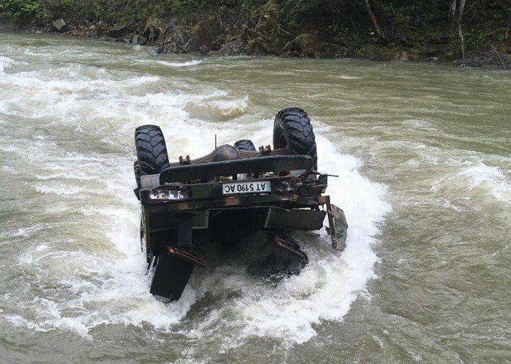 Turistlərin olduğu yük maşını 40 metrdən çaya aşdı: 6 nəfər itkin düşüb - FOTO