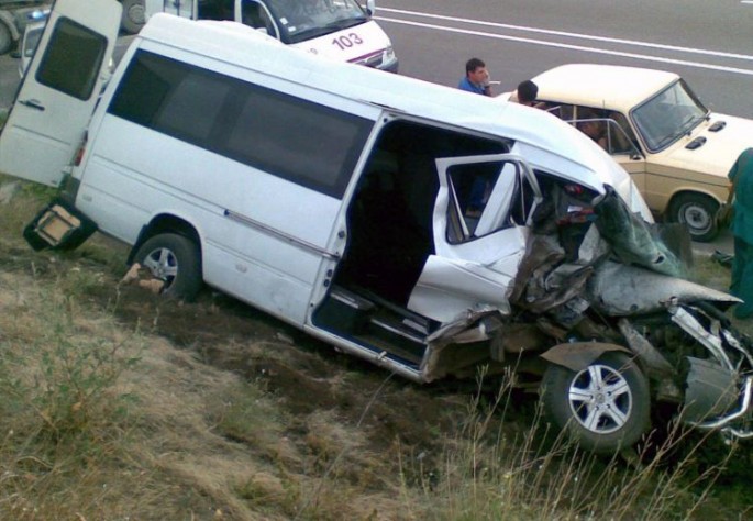 Mikroavtobus qəzaya düşdü: 5 nəfər xəsarət alıb - Salyanda