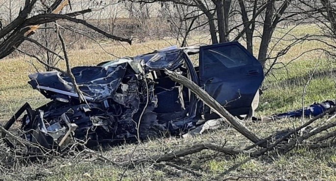 Yeniyetmə qaçırdığı avtomobili ağaca çırpdı: 2 ölü, 2 yaralı - FOTO