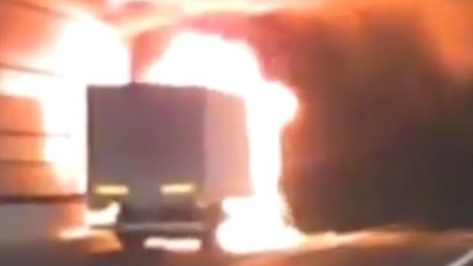 Yanan TIR sualtı tuneldə yolu bağladı: 14 maşın bir-birinə çırpıldı - VİDEO