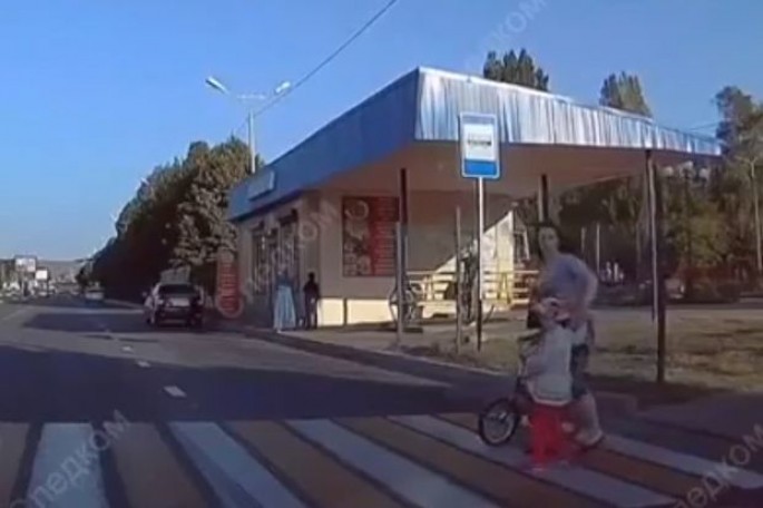 Dəhşətli qəza: avtomobil ana və iki uşağını vurdu - VİDEO