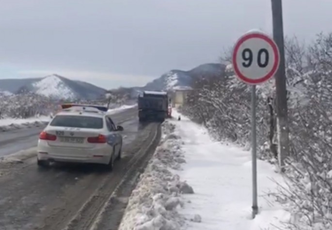 Yol polisi qarlı-buzlu yolda bu cür xidmət aparır - VİDEO