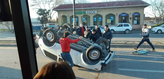 Bakıda avtomobil idarəetmədən çıxaraq aşıb