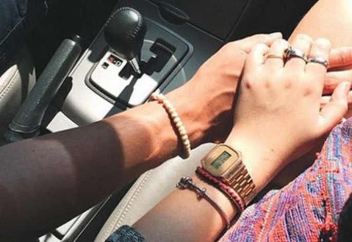 Ata kafedə qızının sevgilisini qanına qəltan etdi – FOTO