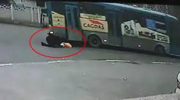 Marşrutun arxa qapısından yıxılan qadının – VİDEOsu