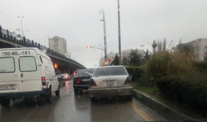 Nərimanovda iki minik avtomobili toqquşdu - FOTO