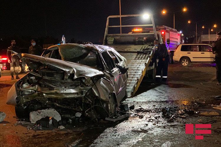 Sumqayıt yolunda maşın betona çırpılıb bu hala düşdü, yaralılar var  - FOTO
