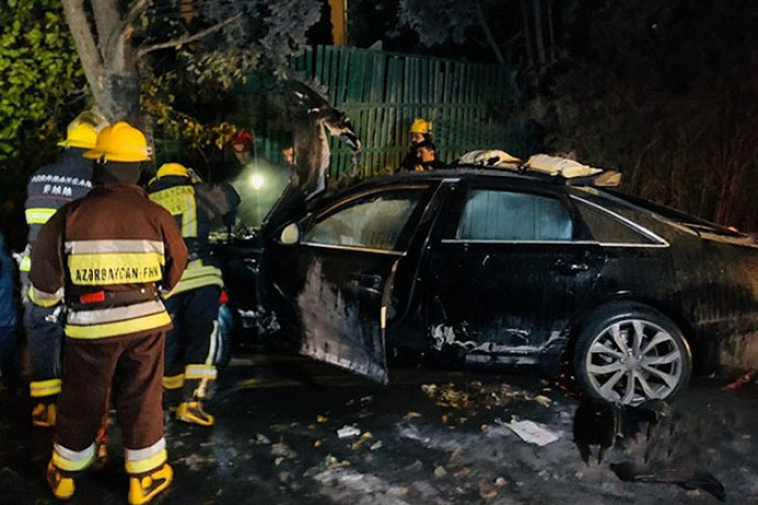 Bakıda "Lada Priora" "Audi"yə çırpıldı: avtomobillərdən biri yandı - VİDEO