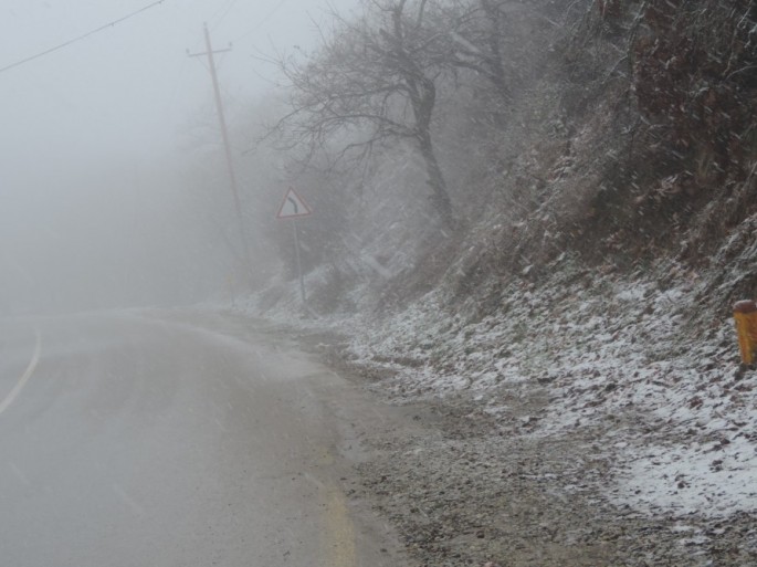 Yağan ilk qar və qatı duman sürücülər üçün bəzi çətinliklər yaradıb - FOTO