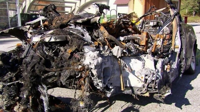 Qəzadan sonra təhlükə mənbəyinə çevrilən “Tesla” başa bəla olub - VİDEO