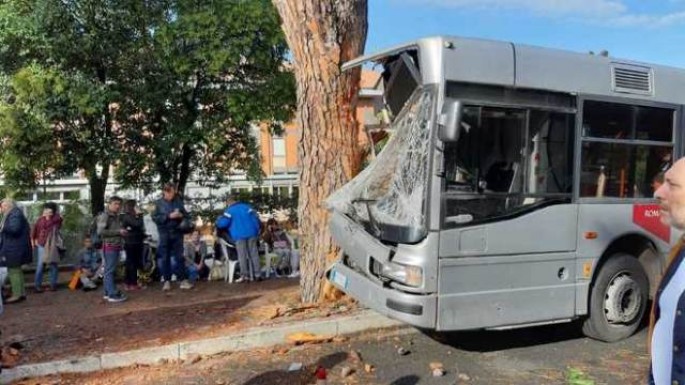 Sərnişin avtobusu ağaca çırpıldı: azı 20 yaralı - FOTO