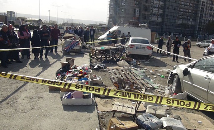 Avtomobil küçə ticarəti ilə məşğul olan satıcılara çırpıldı: 1 ölü, 2 ağır yaralı - FOTO
