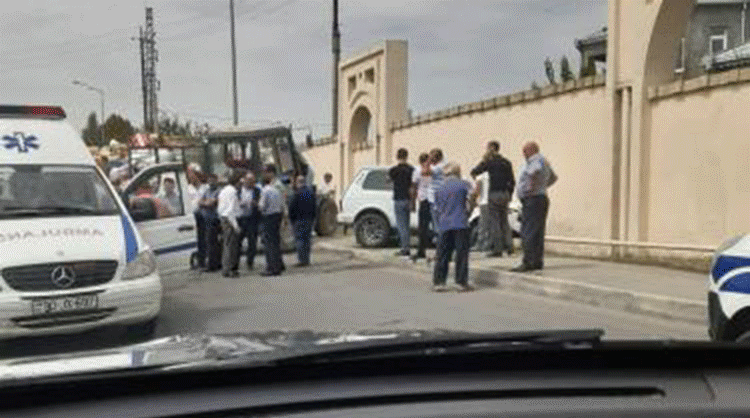 Mingəçevirdə traktor minik maşını ilə toqquşub, bir nəfər xəsarət alıb - FOTO