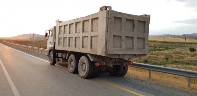 Quba-Bakı yolunda yük maşını qəzaya uğradı