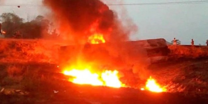 Neft borusunda partlayış: 50-dən çox insan itkin düşdü - VİDEO