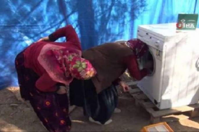 Həyatlarında ilk dəfə paltaryuyan maşın gördülər - VİDEO