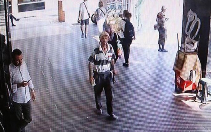 32 mini küçədə havaya səpdi - VİDEO