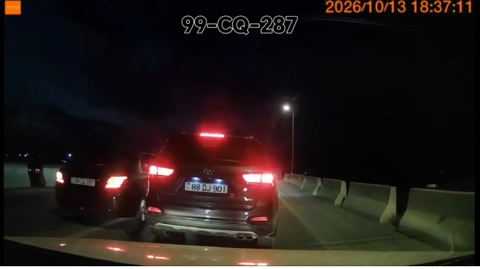 Dəfələrlə əks yola çıxan sürücü avtomobillərin yolunu kəsib təhlükə yaratdı - VİDEO