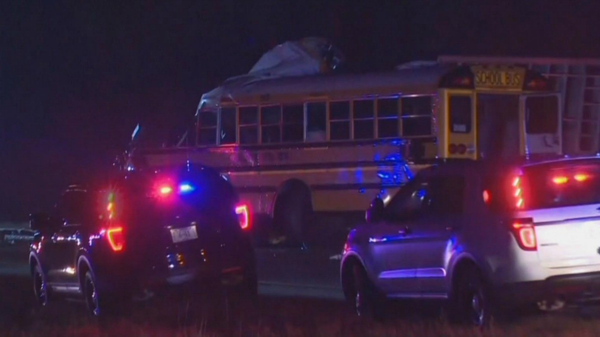 Məktəbli avtobusu qəzaya uğradı: ölənlər və xəsarət alanlar var