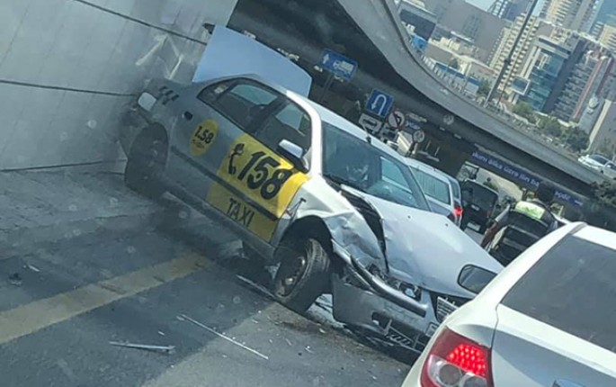 Taksi sürücüsü qəza törətdi - FOTO