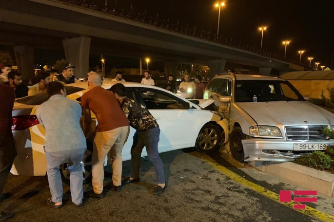 Bakıda hərəkət üstünlüyünü gözləməyən sürücü qəza törətdi: 4 yaralı - VİDEO