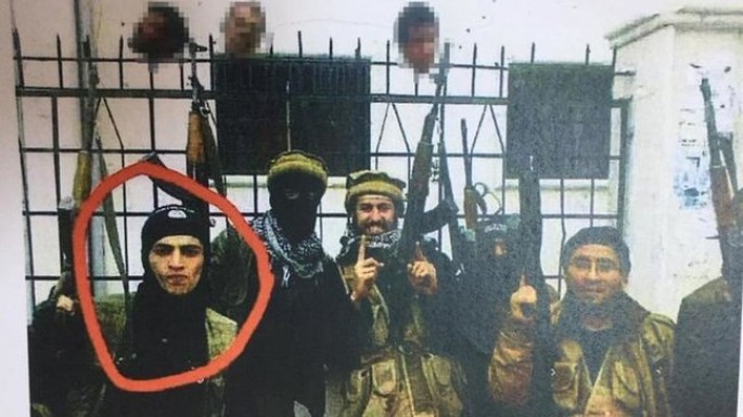 Başını kəsdiyi adamlarla şəkil çəkdirən məşhur CƏLLAD ələ keçdi – FOTO