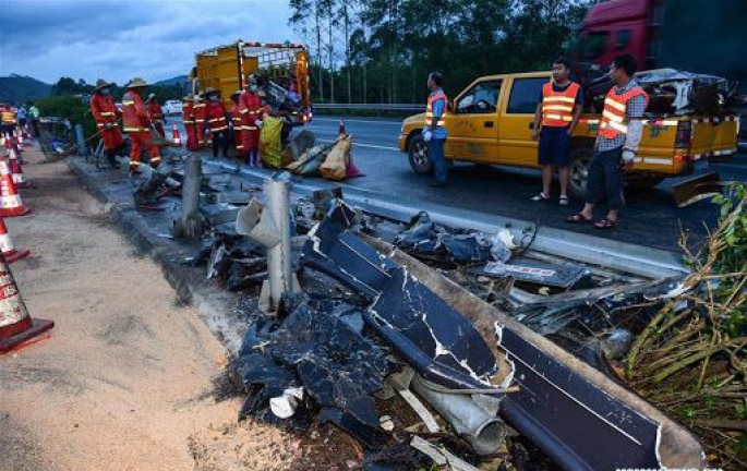 Avtobus aşıb 30 metr hündürlükdən yuvarlandı; 6 ölü, 12 yaralı - FOTO