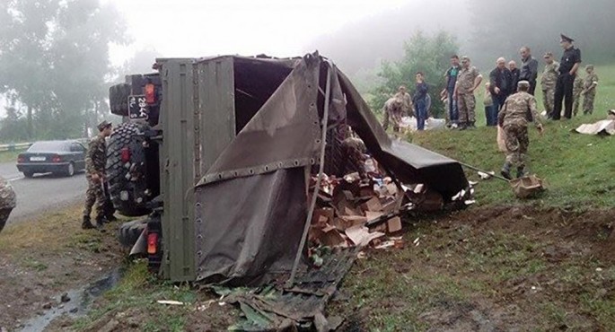 Ermənistanda hərbi yük maşını aşdı: 11 yaralı