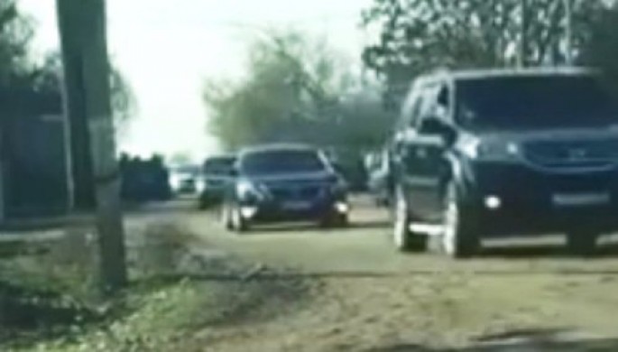 İcra başçısının korteji narazılığa səbəb oldu - VİDEO