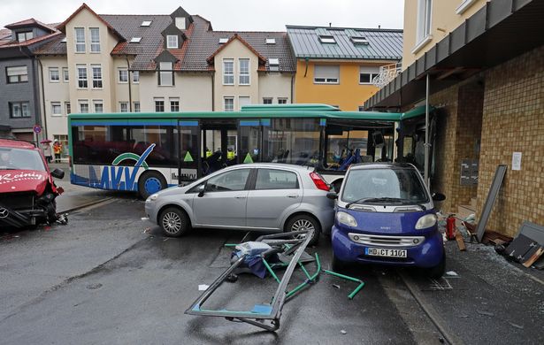 Məktəblilərin olduğu avtobus minik avtomobili ilə toqquşdu: 23 yaralı - FOTO