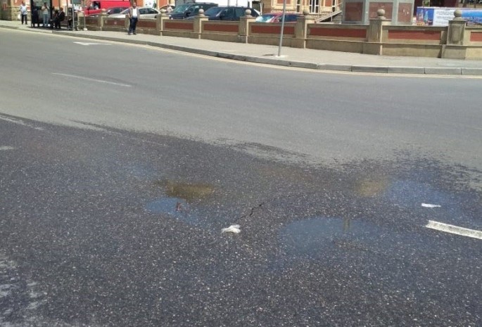 Bakının Məhəmməd Hadi küçəsində su sızması baş verib - FOTO