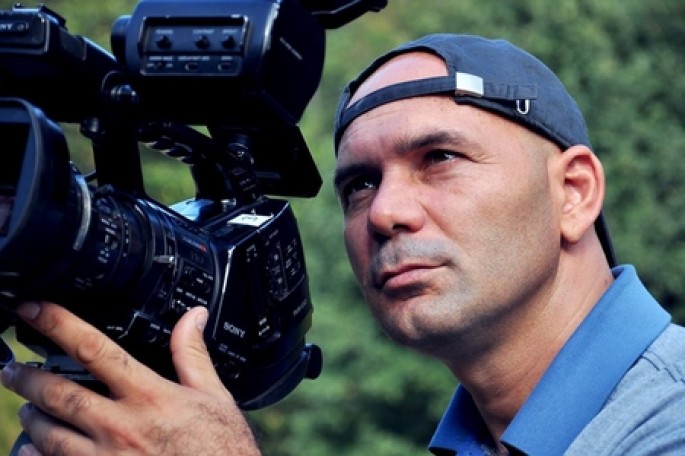 Tanınmış jurnalist yolda hücuma məruz qaldı, bədən xəsarəti aldı