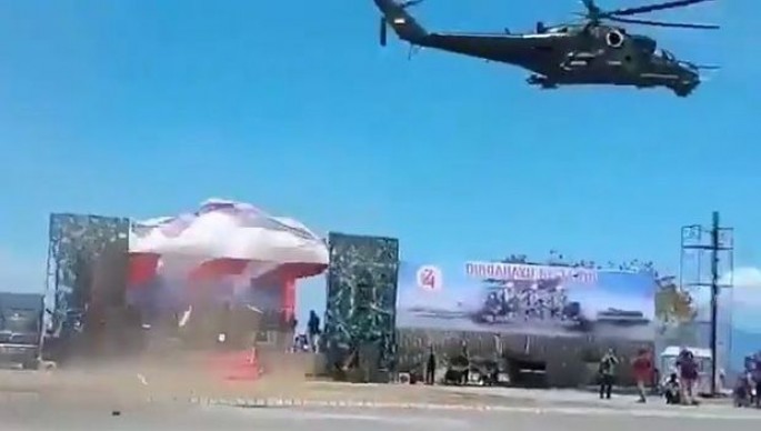 Mi-35 hərbi paradda təsadüfən dağıntılar törətdi – VİDEO