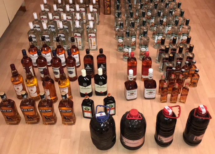 Avtomobildən xeyli miqdarda aksiz markasız spirtli içki aşkarlanıb