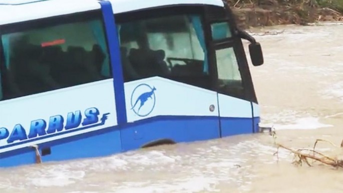 Güclü daşqın sərnişin avtobusunu sulara qərq etdi - VİDEO