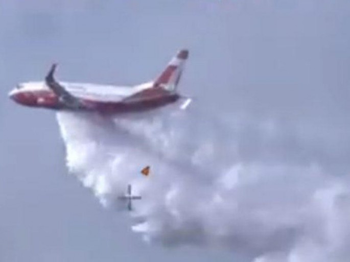 İlk dəfə sərnişin təyyarəsi ilə yanğın söndürüldü - FOTO