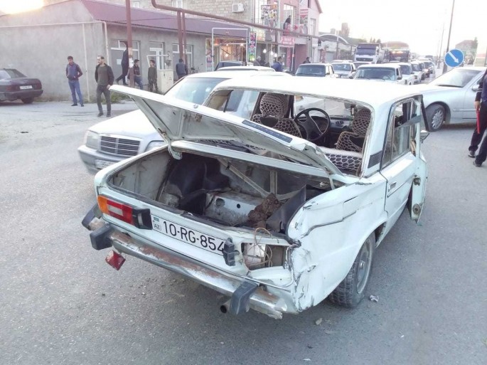 Binədə “BMW” "Jiquli" ilə toqquşdu: xəsarət alan var - FOTO