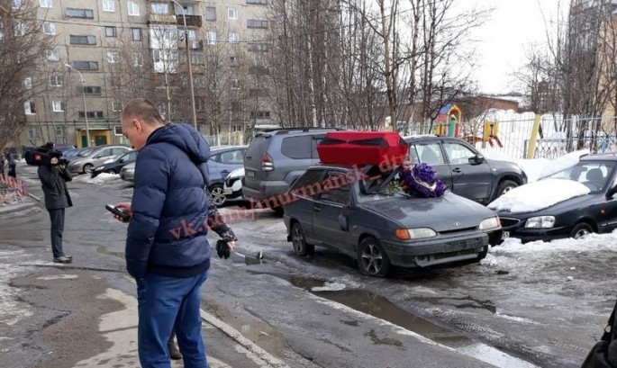 Avtomobili çələnglə bəzəyib, üstünə tabut qoydular - FOTO