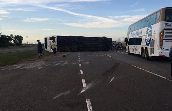 Məktəblilərin olduğu avtobus aşdı: azı 2 ölü, 10-dan çox yaralı - VİDEO