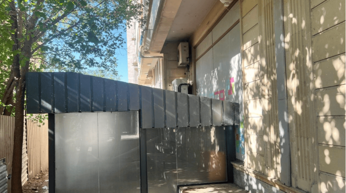 Bakının mərkəzində “dərəbəylik”, birinin pəncərəsi bağlanır, digərinin yolu kəsilir  - FOTO