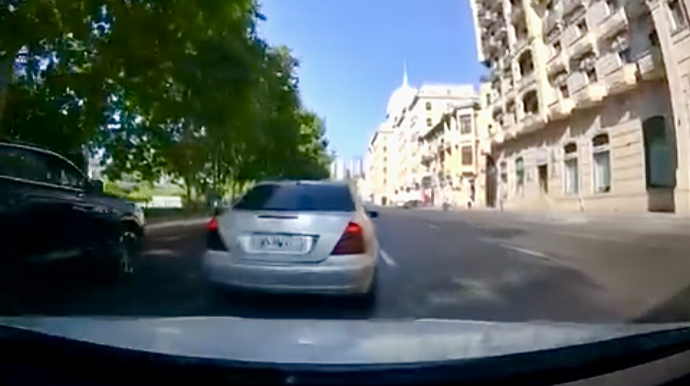 Bakıda sürücü yol verməyən maşını sıxışdırdı, önünə keçib qəfil tormoz verdi   - VİDEO