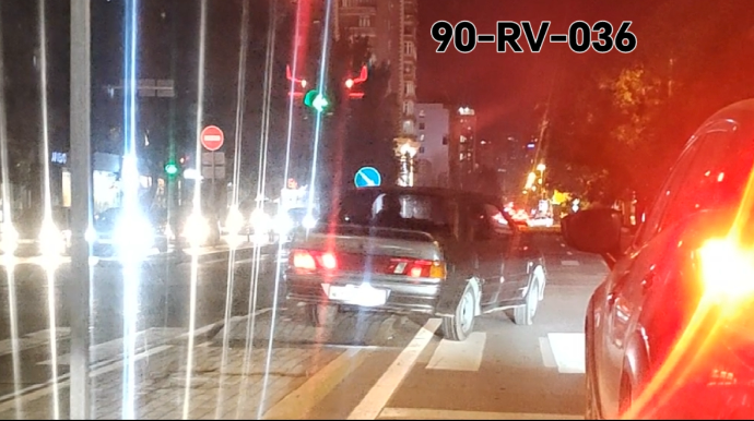 Yolu səhv salan sürücü səkiyə çıxıb qırmızı işıqda keçdi - VİDEO