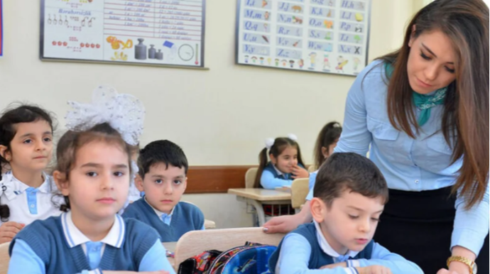 Məktəblərdə geyim qaydaları ilə bağlı bəyanat yayıldı 