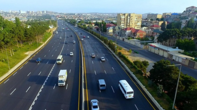 Özünü maşın altına ataraq sürücünü şərləməyə çalışan piyadanı NƏ GÖZLƏYİR? 