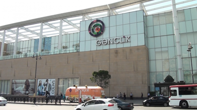 Vətəndaşlar "Gənclik Mall"dan təxliyə edilir 
