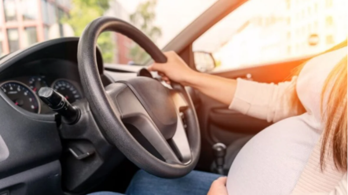 Женщина попала в пробку и родила прямо в машине