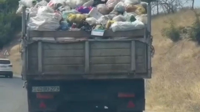 Qubada zibil daşıyan maşın həm təhlükə, həm də antisanitariya yaratdı – VİDEO 