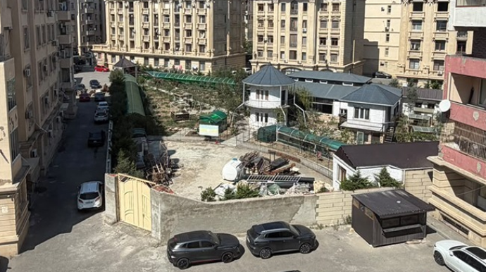 “Bəy Mamed” yaşayış kompleksinin həyətini hasarlayıb özünə villa tikdirir” - FOTOLAR 